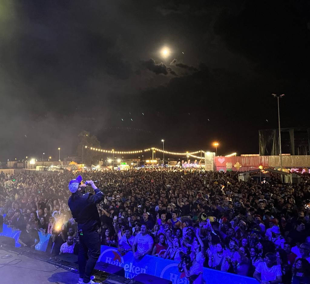 Luis Brea en directo, de espaldas al público iluminado
